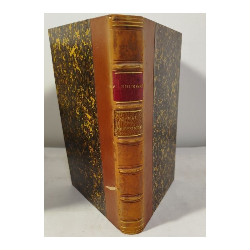 L'eau profonde les pas dans les pas