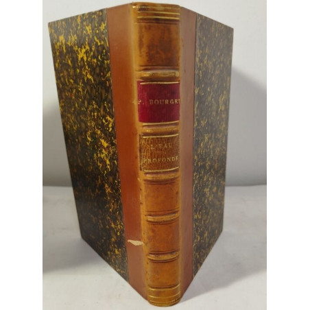 L'eau profonde les pas dans les pas