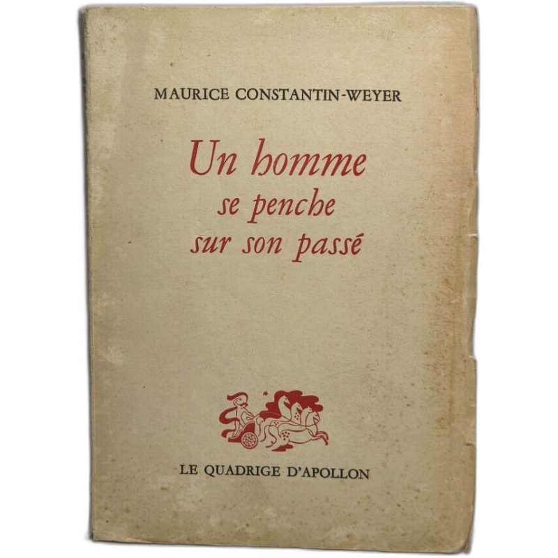 Un homme se penche sur son passé