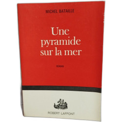 Une pyramide sur la mer