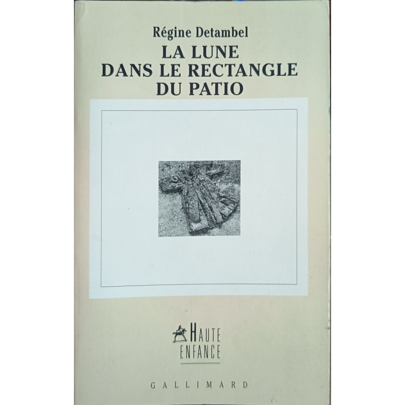 La lune dans le rectangle du patio