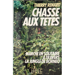 Chasse aux têtes marche en solitaire à travers la jungle de Bornéo