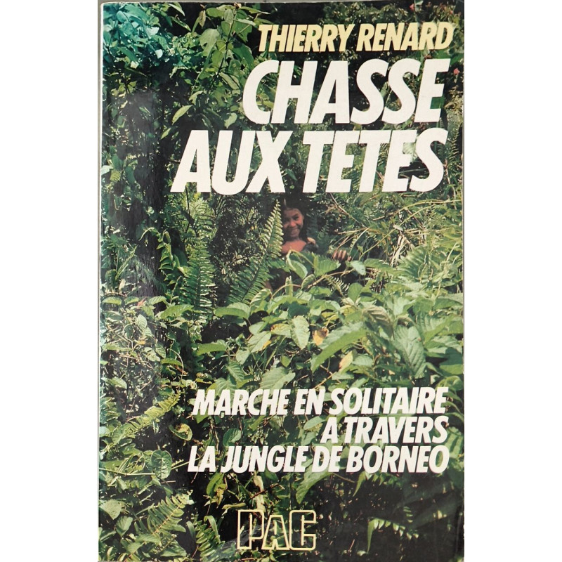 Chasse aux têtes marche en solitaire à travers la jungle de Bornéo